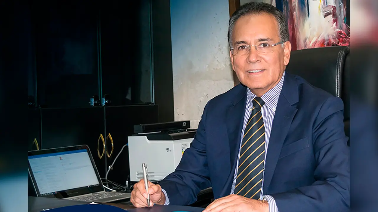 Microempresarios en Perú accediendo a servicios financieros